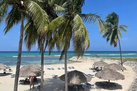 Hospitalityexpert Cosy 3 Bedroom Villa & Cottage, Pool, Beach Access, Sleeps 16 Montego Bay